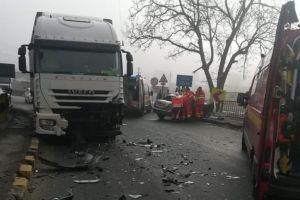FOTO| Accident rutier GRAV pe DN7: O victimă inconştientă şi alta rănită, după coliziunea între o maşină şi un autotren. Trafic BLOCAT