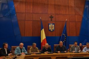 Contractele pentru modernizarea a două drumuri judeţene, semnate la CJ