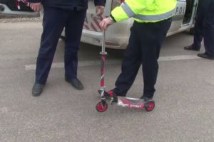 Minor de 9 ani accidentat de un autoturism, la Odorheiu Secuiesc, în timp ce traversa strada pe o trotinetă