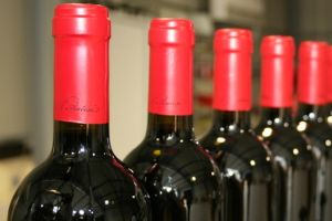 Jaf la casa parohială! Un localnic a furat ţuică şi vin