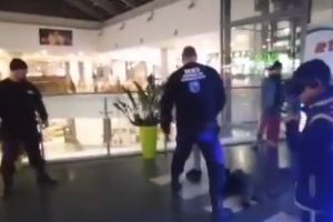 VIDEO Mall-ul din Botoşani, transformat în ring de box. Un tânăr scandalagiu este luat la pumni de agenţii de pază