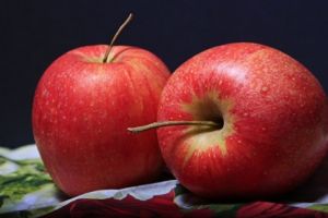 O persoană care mânăncă legume sau fructe proaspete ingerează 10 pesticide! Testul alarmant al ANSVSA