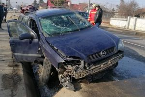 FOTO & VIDEO Accident pe DN 29! O şoferiţă a intrat cu maşina într-un cap de pod
