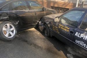 DUPĂ ACCIDENT, AU LĂSAT MAŞINILE ÎN PARCARE