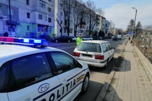 Șofer vitezoman, tras pe dreapta de poliţişti. Cu ce viteză circula pe o stradă din municipiul Botoşani