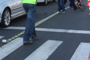 ACCIDENT pe strada Al. I. Cuza din Alba Iulia: Un minor şi un bărbat acroşaţi de un autoturism la semaforul pietonal aflat în funcţiune