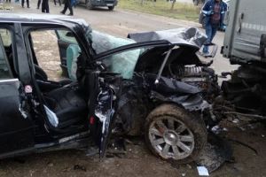 UPDATE: Accident rutier cu doua victime in Medgidia. Un autoturism a intrat intr-un stalp (galerie foto)   
