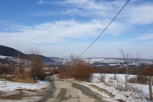 Primarul din Răşinari, acuzat că discriminează copiii din Prislop care vin pe jos la şcoală – „Am făcut solicitări pentru un microbuz mai mare”