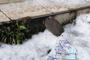 2.000 de lei pierduţi pe scările Trezoreriei Bistriţa, înapoiaţi păgubitului