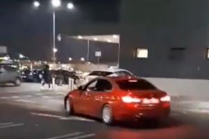 VIDEO: Drifturi cu BMW-ul în parcare la Kaufland Șelimbăr în timpul programului