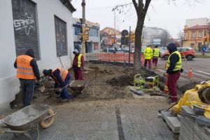 Constanta: Se monteaza pavele pe trotuarele de pe bulevardul Mamaia