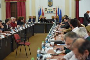 Consiliul Judeţean Bihor împrumută 50 milioane lei, cu promisiunea că va face lucrări „masiv”. Proiectul a ajuns la consilieri cu 10 minute înaintea şedinţelor de comisii