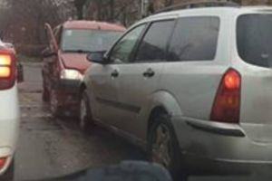 Femeie la spital în urma unui accident, în Calea Torontalului din Timişoara. Trei maşini avariate