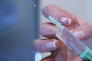 Proiect: Vaccinarea copiilor, obligatorie din februarie. Situaţia în care părinţii primesc o amendă astronomică