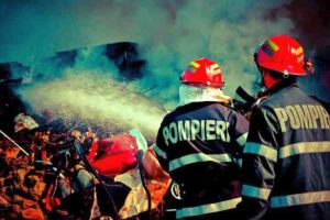 INCENDIU izbucnit la o baracă de lemn pe strada  M. Kogălniceanu din Alba Iulia. Intervin pompierii