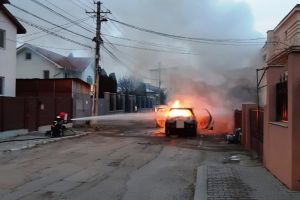 Autoturism cuprins de flăcări, pe o stradă din Focşani