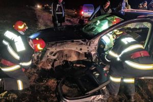 Accident între o maşină şi un autobuz, pe drumul ce leagă Sânandrei de Carani