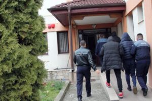 SPAIMA SCULELOR, DUPĂ GRATII! VENEA LA FURAT MAI ABITIR CA URSUL