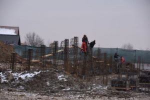 Se lucreaza intens la bazinul de inot din Farcasa