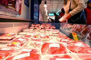 Sute de kilograme de produse alimentare confiscate de DSVSA Braşov din supermarketuri şi pensiuni