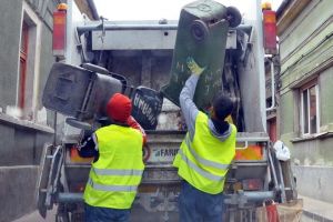 S-a scumpit: De anul acesta, orădenii plătesc 9,75 lei pe persoană, pe lună, pentru gunoi
