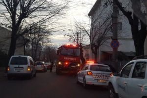 Incendiu pe str. I. L. Caragiale din Ploieşti. Flăcările au cuprins un garaj şi magazii