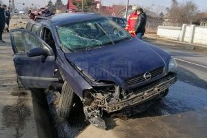 O persoană a ajuns la spital, după ce autoturismul cu care circula s-a răsturnat în şanţ