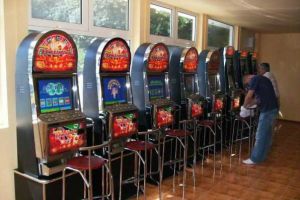 Bărbatul pentru care angajata sălii de jocuri de noroc a sustras bani din gestiune, reţinut de oamenii legii/ Tânăra a fost plasată sub control judiciar