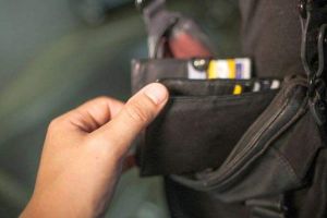 Un bărbat de 40 de ani, din Alba Iulia, cercetat de poliţişti pentru furt: A sustras portofelul unei persoane aflate într-un local public. La cât se ridică prejudiciul