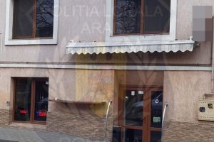 Proprietarul barului din Arad ÎNCHIS de poliţişti NU s-a „liniştit”. Ce a urmat