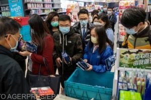 Amendă record pentru o farmacie care a crescut preţul la măştile sanitare, în plină epidemie de coronavirus