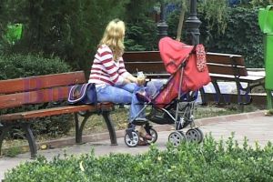 Zeci de mame din Botoşani, puse să restituie indemnizaţiile de creştere a copilului