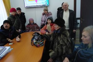 FOTO! Pieţari nemulţumiţi că Urban Serv vrea să scoată mai multe tarabe din Piaţa Mare. Au cerut sprijin la Primărie