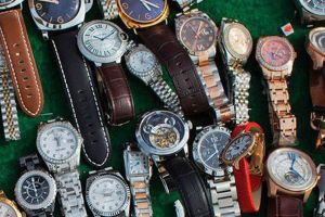 Ceasuri fake, la vânzare în Agnita – Comercianţii au venit din Mureş să dea marfa