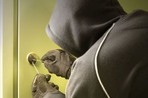 Casă din Târnava prădată de hoţi – Au furat bijuterii şi alcool