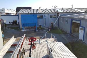 FOTO. Incendiu la o fabrică de mobilă din judeţ. Femeie intoxicată cu fum (exerciţiu)