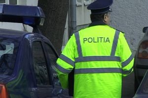 Scandal la Centrul de noapte din Botoşani. Un bărbat, scos cu poliţia din centru