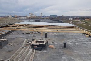 O portiune din acoperisul unui bloc, spulberata de vant in Mangalia (galerie foto)  