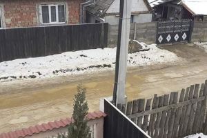 FOTO: Situaţie dramatică la Racoviţa – Oameni îngropaţi în noroaie şi fără apă potabilă