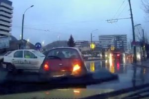 VIDEO Maşină de poliţie, la un pas de accident rutier!