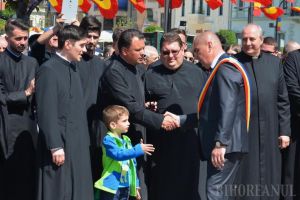 Fotoreporterul BIHOREANULUI, de 10! Fotografia care surprinde un băieţel care aşteaptă să dea mâna cu Ilie Bolojan, premiată cu Cupa UZP (FOTO)