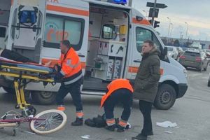 Biciclist rănit după ce a trecut pe roşu şi a fost lovit de maşină, în Calea Șagului din Timişoara