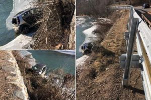 FOTO| „Showroom” automobilistic la intrare în Sălciua. O maşină ajunsă în râul Arieş, în urma unui accident, atracţie pentru turişti: Autorităţile au montat parapeţi noi în zonă 