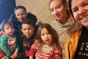 FOTO. Campanie pentru o mamă cu cinci copii. Au primit locuinţă, dar e nelocuibilă