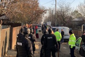 Furt de curent în comunitatea de romi din Bălteni! S-au conectat singuri la reţeau de joasă tensiune