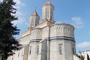 ”Sfinţii Trei Ierarhi” – sărbătoare şi bijuterie arhitecturală. Interviu cu părintele Mihai Mărgineanu şi Sorin Iftimi