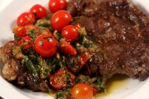 Steak de vită cu salsa de roşii şi anşoa