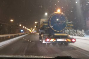De la miezul nopţii, ninge în tot judeţul. Ce măsuri au luat  poliţiştii de la Rutieră