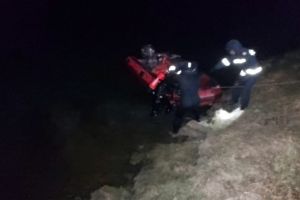 Un tir încărcat cu opt maşini a căzut în Olt – Două maşini înghiţite de ape
