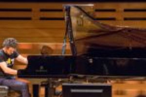 Concert caritabil la Reşiţa. Pianistul Teo Milea îl ajută pe Narcis să-i calce pe urme